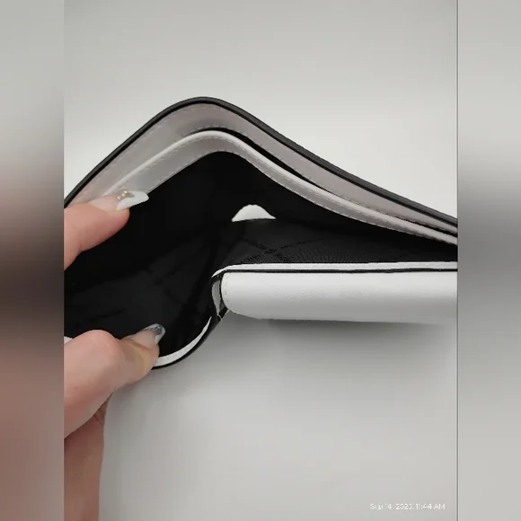 MK Men's Double Billfold Green, Silver, And White Wallet BNWOT - Picture 4 of 6